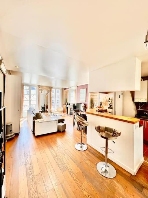 Appartement De 3 P, Baroque Et Vues Sur Toits Du Marais